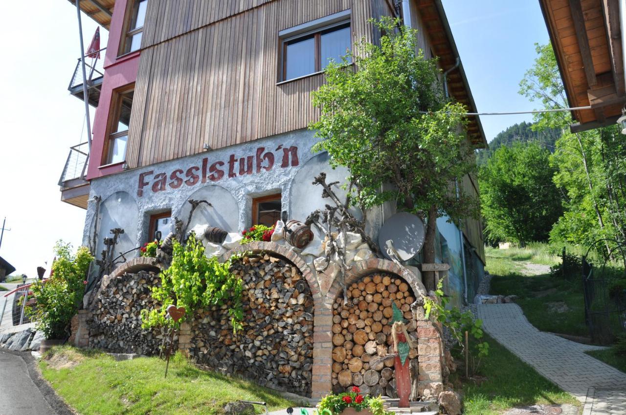 Erdhaeuser Und Apartments Mit Seeblick Und Alleinlage Вайсензее Екстериор снимка