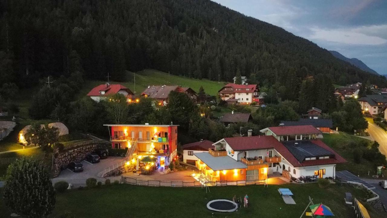 Erdhaeuser Und Apartments Mit Seeblick Und Alleinlage Вайсензее Екстериор снимка